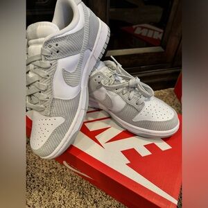 WMNS NIKE DUNK LOW (WHITE/LIGHT SILVER)